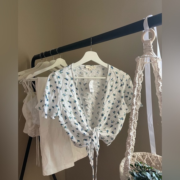 L.A heart’s floral wrap shirt - Picture 2 of 2